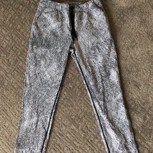 LuluLemon Black & White Jet Crop - Rare Size 4 LN